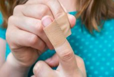 Ezzel a trükkel nem fog lejönni a sebtapasz az ujjáról