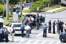 Sajtóper után sörétes vadászpuskával támadt az újságírókra