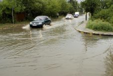 Hömpölygött a víz Marosvásárhely utcáin