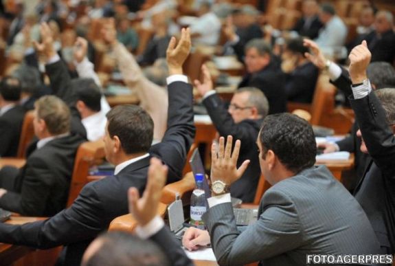 Felmérés: mélyponton a politikusok népszerűsége Romániában