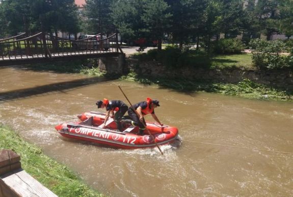 Az Olt vizében is keresik az eltűnt kisfiút Hargita megyében