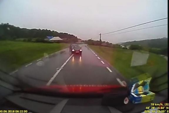 A balesetben megsérült tűzoltók segítettek a balesetet okozó autó utasain