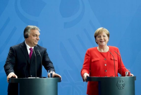 Merkel Orbánnak: fontos a külső határ védelme, de nem szabad megfeledkezni a humanitásról