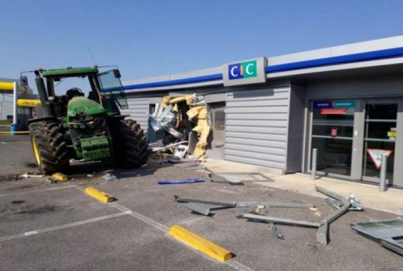Traktorral akart ellopni egy bankautomatát három romániai férfi