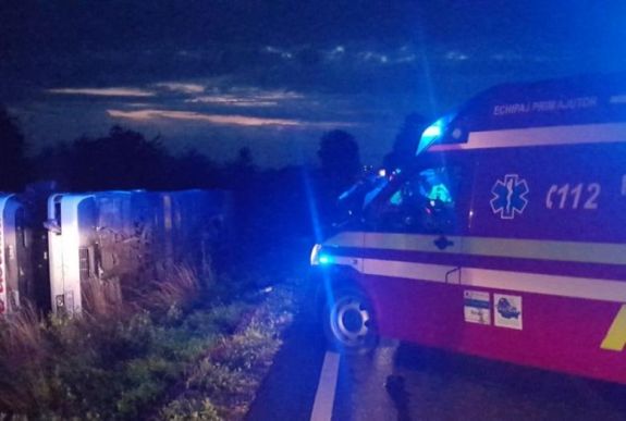 Gyermekeket szállító autóbusz borult fel, sok a sérült