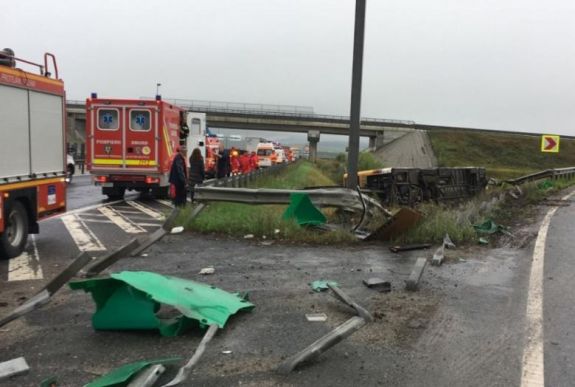 Újabb durva buszbaleset történt, rengeteg a sérült
