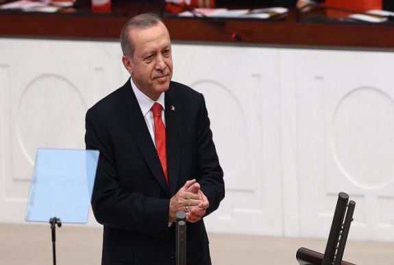 Erdoğan letette az államfői esküt, Törökországban elnöki rendszer lépett életbe