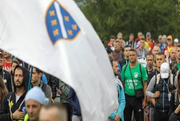 Több ezren vesznek részt a srebrenicai békemenetben