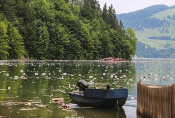 Borzalmas látvány fogadja a turistákat a Békási-víztárolónál