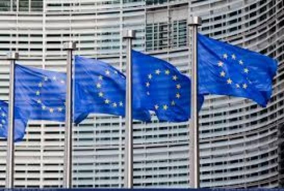 Pénzügyi garanciaprogramokkal orvosolná a migrációt az Európai Unió