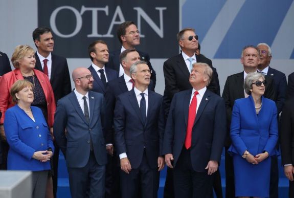 FRISSÍTVE - NATO-csúcs: Trump kilépéssel fenyegetőzött