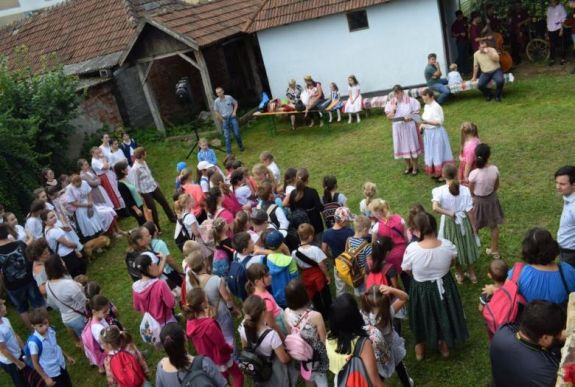 Több mint százan ropják a táncot az avasújvárosi néptánctáborban