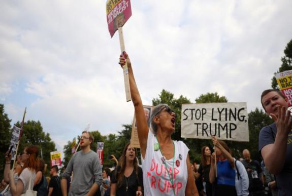 Karon szúrt a bika egy spanyol férfit a pamplonai bikafuttatáson