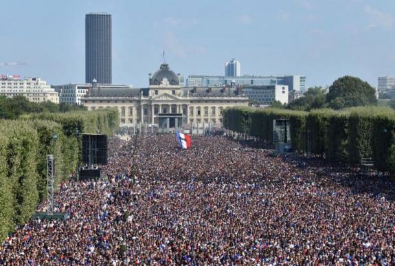 Párizsban megőrültek a vébégyőzelem miatt, egy kordon átszakadt