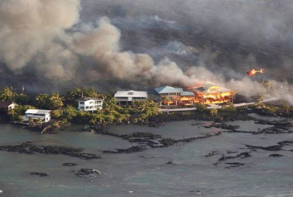 Hawaii: a vulkán lávakitörése egy turistahajóra zuhant, sok a sérült