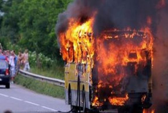 FRISSÍTVE - A busz hűtőfolyadékától szenvedtek égési sérüléseket a Maros megyei munkások