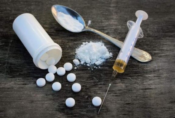 Kihívta a rendőrséget a drogozó lányához egy giurgiui nő