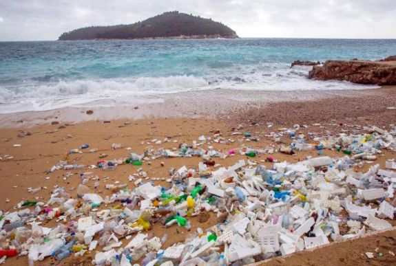 Rengeteg pénzt költ Horvátország a tengerbe került hulladék eltakarítására