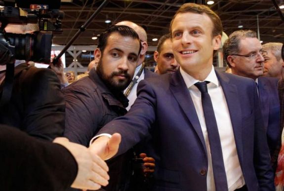 Tovább gyűrűzik a botrány Macron testőre körül