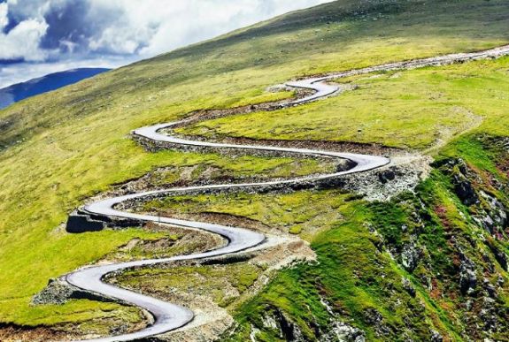 Meghalt egy magyar motorkerékpáros a Transzalpina úton