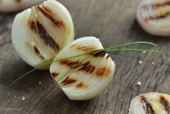 Tisztítsa hagymával a grillrácsot