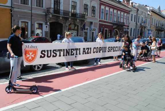 A bajba jutott Máltai Speciális Óvodáért akcióztak Kolozsvár szívében