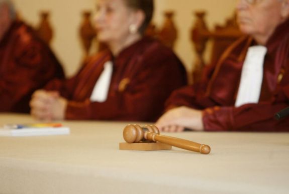 A képviselők és szenátorok jogállását szabályozó törvény módosítását is kifogásolja Johannis