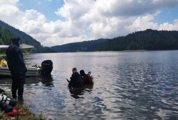 Hetedik napja keresik a Bélesi-tóban a Kolozs megyei APIA igazgatóját