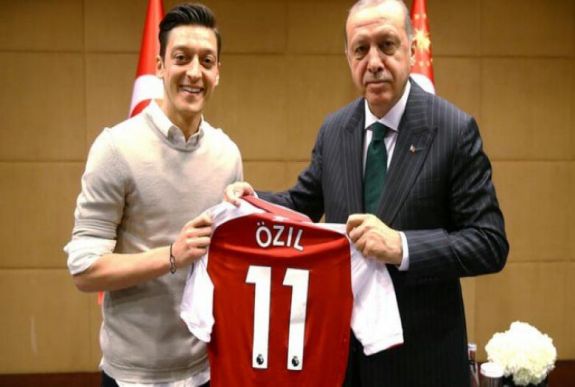 Már a Bundestag elnöke is megszólalt a Mesut Özil-ügyben 