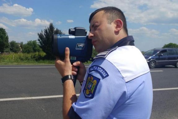 Lehet, mégsem fogják táblákkal jelezni a sebességet mérő rendőrautót?