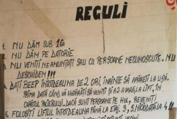 Egy bukaresti drogdíler „hasznos” infókat közölt klienseivel lakása ajtaján