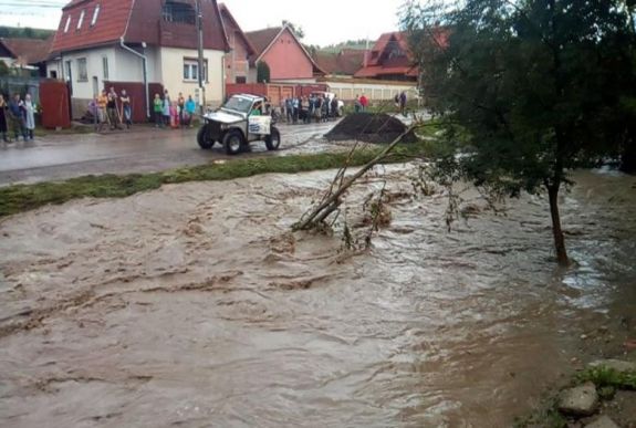 Házakat szigeteltek el az áradások Háromszéken