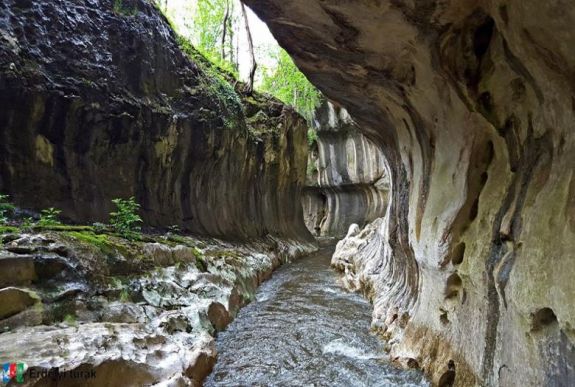 FRISSÍTVE - Kimentették a Krivádiai-szurdokban rekedt két magyarországi turistát