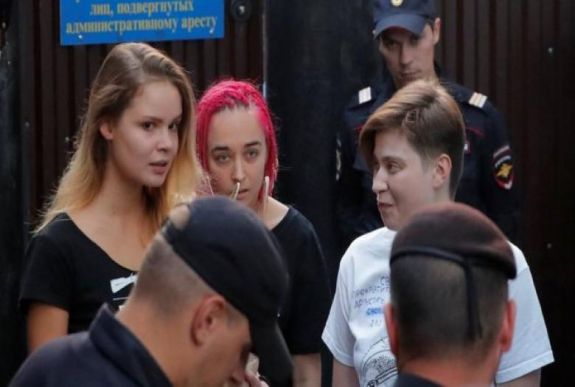 Alighogy elengedték a Pussy Riot tagjait, rögtön őrizetbe vették