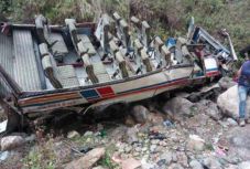 Kétszáz méter mély szakadékba hajtott egy zsúfolt autóbusz