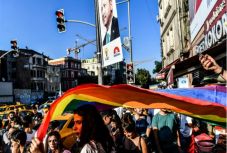 Százak gyűltek össze Isztambulban a betiltott melegfevonulás napján