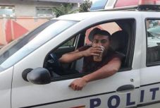 Így űzött csúfot a rendőrökből egy fiatalember