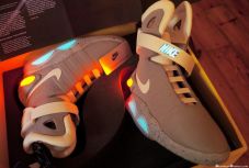 Csillagászati összeget fizettek egy Nike önbefűzős cipőért