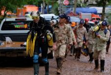 Versenyt futnak az idővel a barlangban rekedt gyerekeket mentő csapatok