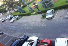 Brassói tiltakozás: „Miért építünk katedrálisokat, amikor az iskolákban és kórházakban pusztaság van?”