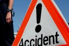 Tíz személy megsérült, amikor gépkocsijukkal a Hodos-patakába zuhant