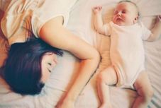 Ennyit alszanak a friss szülők a baba első évében