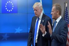 Kemény szavakkal várja az amerikai elnököt Donald Tusk