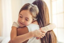 A gyereknek és a felnőttnek is szüksége van az ölelésre