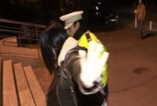 Halottnak tetette magát a holtrészeg 20 éves lány