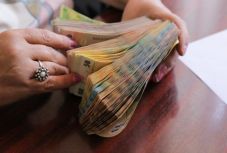 A közszférában kétszer olyan gyorsan nőnek a fizetések, mint a magánszektorban