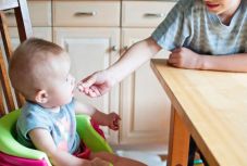 A korai hozzátáplálástól jobb alvók lesznek a babák