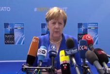 NATO-csúcs: Merkel választ adott Trump vádjaira