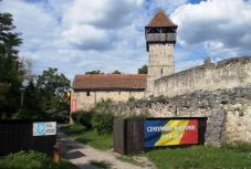 A Fehér megyei Kelneken egy éjszakára bárkiből lehet várúr(nő)