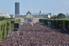 Párizsban megőrültek a vébégyőzelem miatt, egy kordon átszakadt